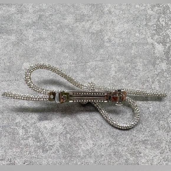 New Silver Crystal Bow Barrette ✨✨??